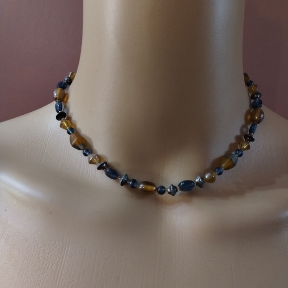 Jewelry - Beautiful women's multi colored bead necklace